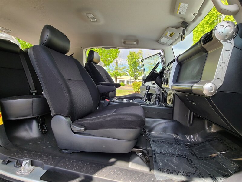 2007 Toyota FJ Cruiser  / 4.0L / V6 / E-LOCKER / FRESH TRADE / Excellent Service History - Photo 16 - Portland, OR 97217