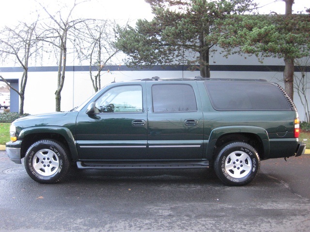 2004 Chevrolet Suburban 1500 LT/4WD/ Leather/Moonroof/3rd seat   - Photo 2 - Portland, OR 97217
