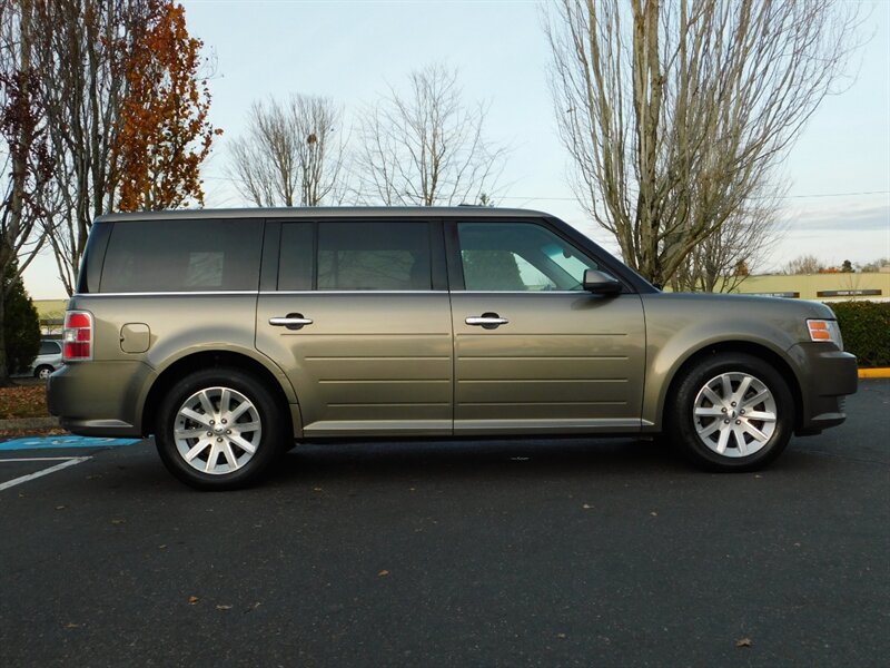 2012 Ford Flex SEL AWD / 3RD SEAT / Leather / 1-OWNER   - Photo 4 - Portland, OR 97217