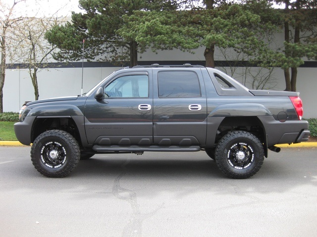 2003 Chevrolet Avalanche 2500 / 4WD/ Leather/Moonroof/ LIFTED   - Photo 2 - Portland, OR 97217