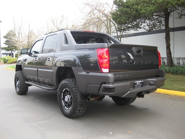 2003 Chevrolet Avalanche 2500 / 4WD/ Leather/Moonroof/ LIFTED   - Photo 3 - Portland, OR 97217