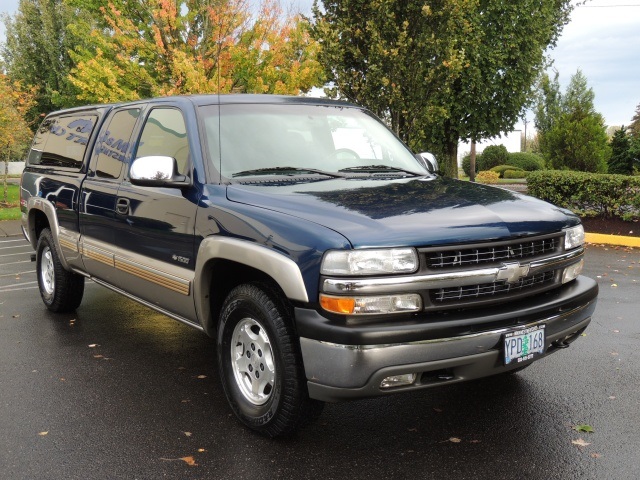 2001 Chevrolet Silverado 1500 LT / 4WD / Extended Cab / Matching Canopy/ 1-OWNER   - Photo 2 - Portland, OR 97217