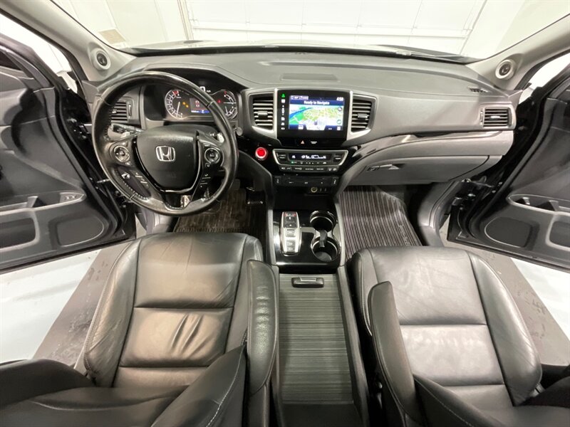 2016 Honda Pilot Touring AWD / 3RD ROW SEAT / L photo