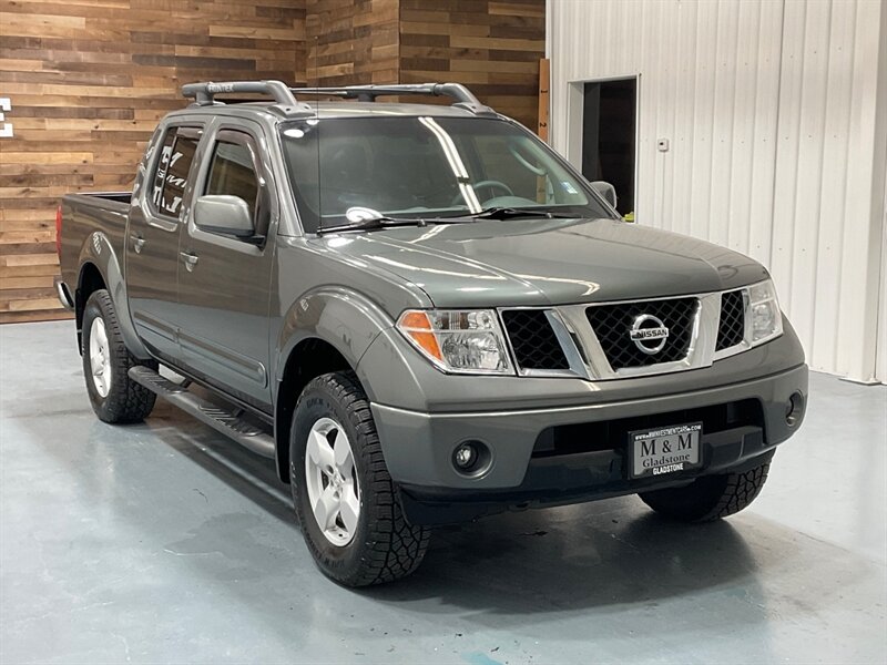 2005 Nissan Frontier LE Crew Cab 4X4 / 4.0L V6 / 1-OWNER LOCAL  / ZERO RUST /Backup Camera / Towing Pkg/  103K MILES