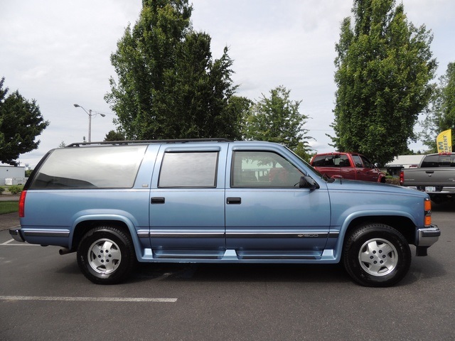 1994 Chevrolet Suburban K1500 / 4x4 / 3RD ROW SEAT / EXCEL COND   - Photo 4 - Portland, OR 97217