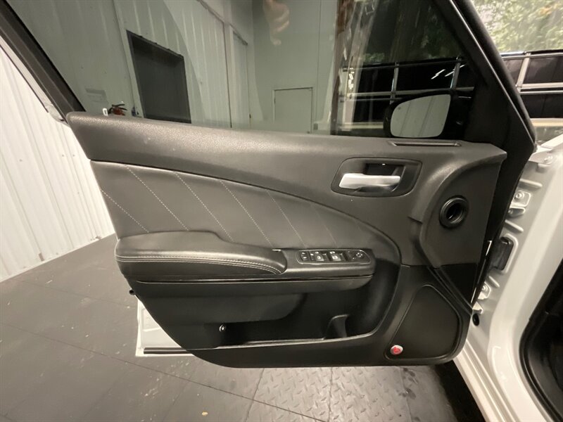 2018 Dodge Charger R/T BLACK TOP / 5.7L V8 HEMI / Navigation Sunroof  Heated Seats / PREMIUM PKG / 57,000 MILES - Photo 29 - Gladstone, OR 97027