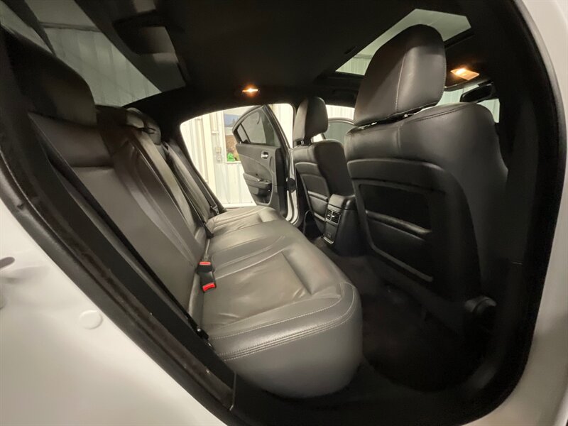 2018 Dodge Charger R/T BLACK TOP / 5.7L V8 HEMI / Navigation Sunroof  Heated Seats / PREMIUM PKG / 57,000 MILES - Photo 16 - Gladstone, OR 97027