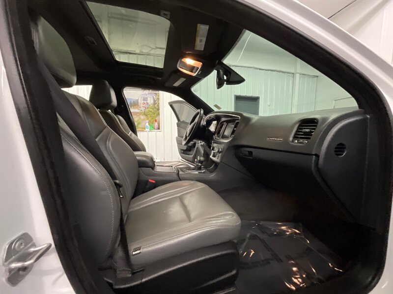 2018 Dodge Charger R/T BLACK TOP / 5.7L V8 HEMI / Navigation Sunroof  Heated Seats / PREMIUM PKG / 57,000 MILES - Photo 17 - Gladstone, OR 97027