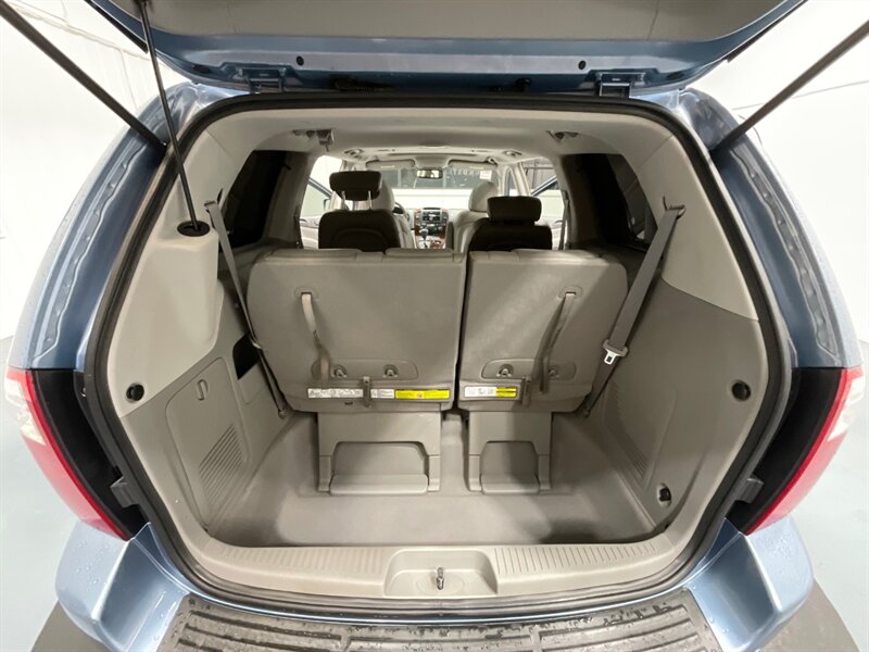 2007 Kia Sedona EX Minivan / Leather Heated/ Sunroof / 61,000 MILE  / LOCAL VAN - Photo 13 - Gladstone, OR 97027