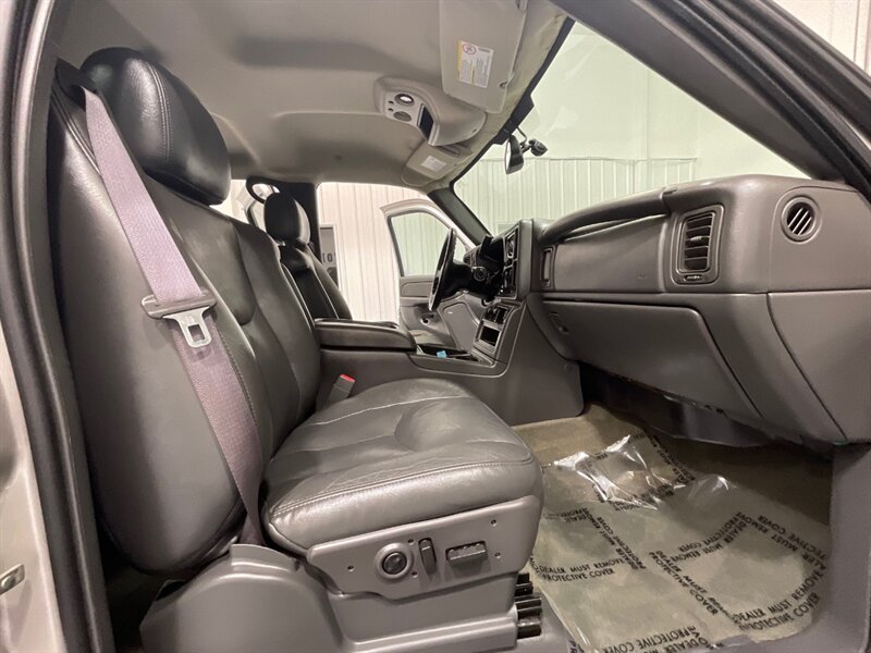 2005 Chevrolet Silverado 2500 LT Crew Cab 4X4 / 8.1L V8 / Leather / 96K MILES  / RUST FREE / Excel Cond - Photo 17 - Gladstone, OR 97027