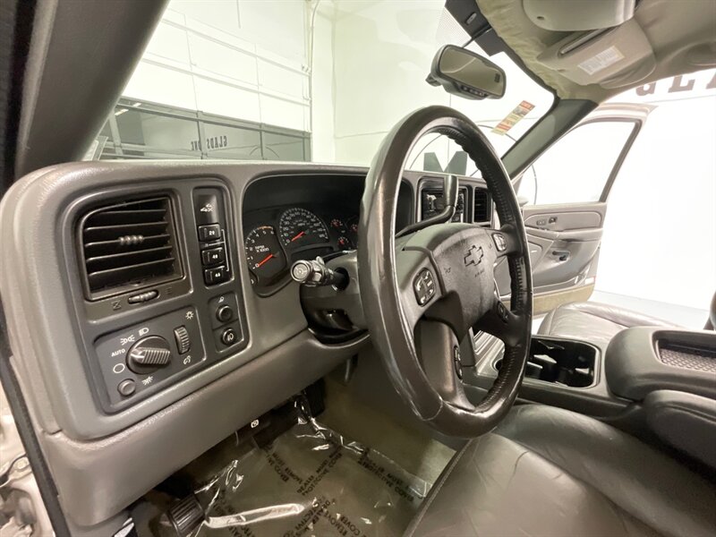 2005 Chevrolet Silverado 2500 LT Crew Cab 4X4 / 8.1L V8 / Leather / 96K MILES  / RUST FREE / Excel Cond - Photo 19 - Gladstone, OR 97027