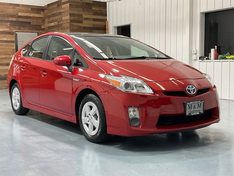 2010 Toyota Prius IV Tech Pkg / 1-OWNER / 45,000 MILES  / Leather & Navigation - Photo 2 - Gladstone, OR 97027