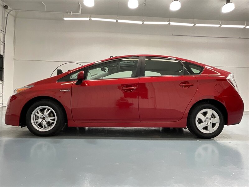 2010 Toyota Prius IV Tech Pkg / 1-OWNER / 45,000 MILES  / Leather & Navigation - Photo 3 - Gladstone, OR 97027