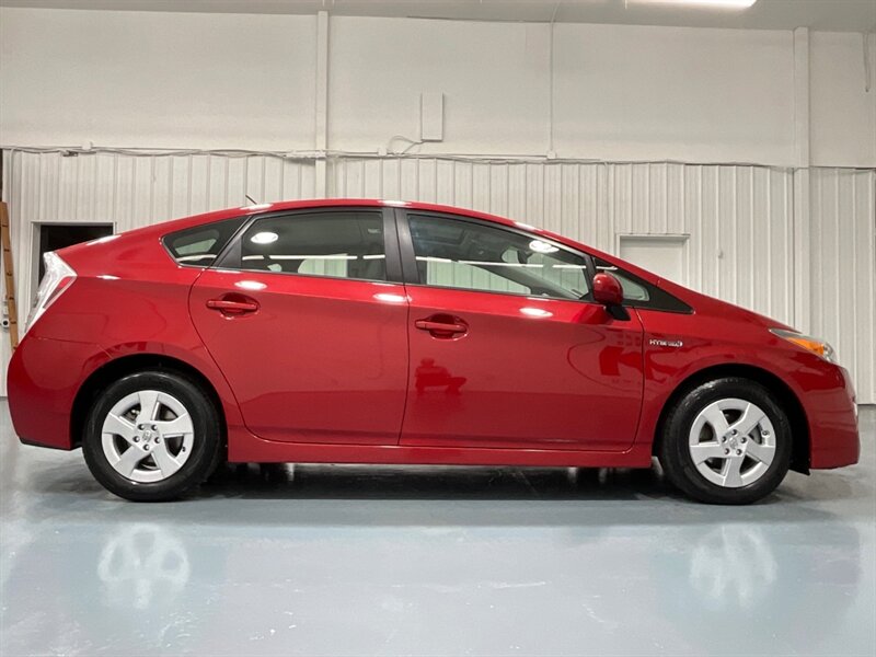 2010 Toyota Prius IV Tech Pkg / 1-OWNER / 45,000 MILES  / Leather & Navigation - Photo 4 - Gladstone, OR 97027