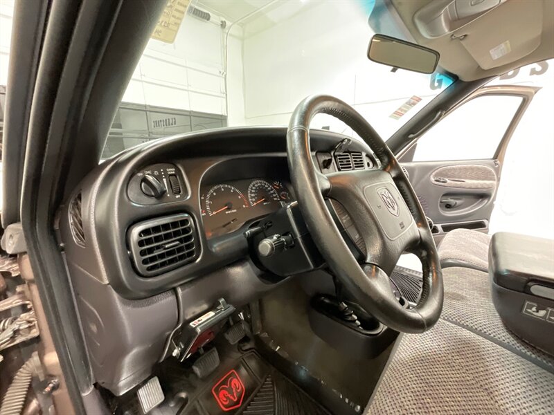 2001 Dodge Ram 1500 SLT Quad Cab 4X4 / 5.2L V8 / 5-SPEED / 94K MILES  / LOCAL TRUCK w. ZERO RUST - Photo 14 - Gladstone, OR 97027