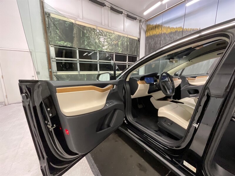 2018 Tesla Model X 100D SUV AWD / AUTO PILOT / ONLY 18,000 MILES  / Leather / Towing Package / 22 INC TESLA BLACK WHEELS - Photo 13 - Gladstone, OR 97027