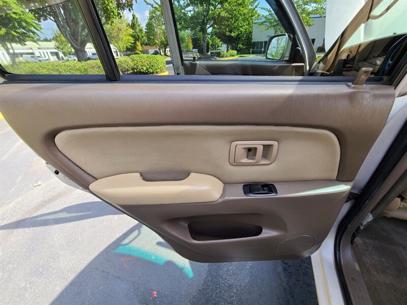 1999 Toyota 4Runner 4X4 V6 3.4L / LEATHER / NEW TIMING BELT / LIFTED / NEW TIRES / Upgraded Wheels / Local NO RUST / Very Clean - Photo 45 - Portland, OR 97217