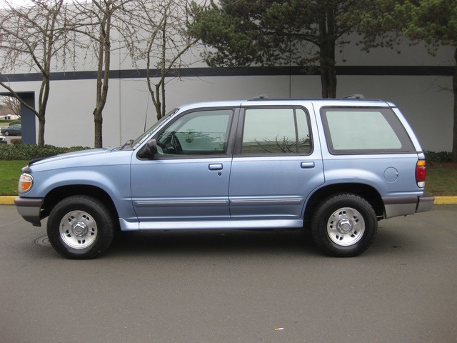 1997 Ford Explorer XLT 4X4 / 4-Door / 6-Passenger / Clean Title   - Photo 2 - Portland, OR 97217
