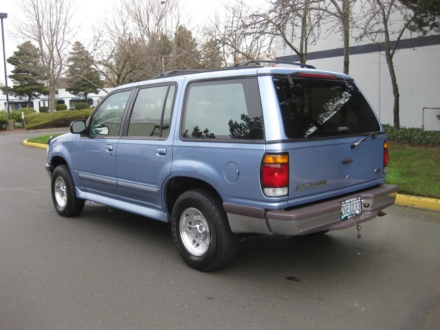 1997 Ford Explorer XLT 4X4 / 4-Door / 6-Passenger / Clean Title   - Photo 3 - Portland, OR 97217