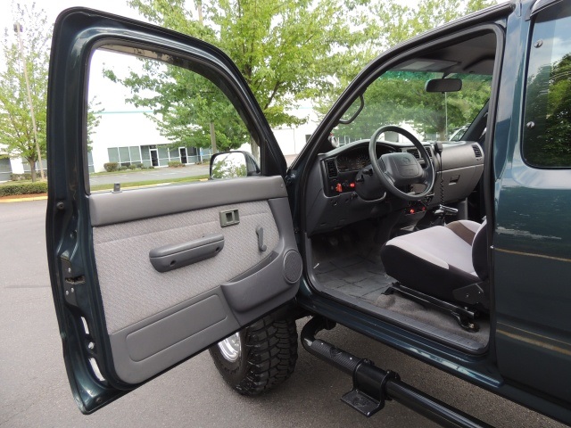 1996 Toyota Tacoma SR5 4X4 / 5-SPEED / 1-OWNER/ LIFTED LIFTED   - Photo 9 - Portland, OR 97217