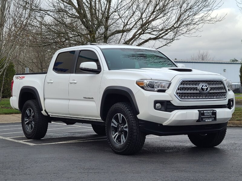 2017 Toyota Tacoma 4X4 V6 / 6 SPEED / TRD SPORT / NAVi / BACK CAM  / BLIND SPOT SYSTEM / DOUBLE CAB / SERVICE HISTORY / 1- OWNER - Photo 2 - Portland, OR 97217