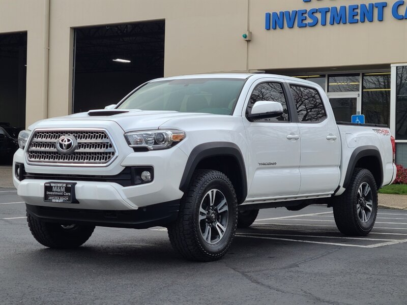2017 Toyota Tacoma 4X4 V6 / 6 SPEED / TRD SPORT / NAVi / BACK CAM  / BLIND SPOT SYSTEM / DOUBLE CAB / SERVICE HISTORY / 1- OWNER - Photo 1 - Portland, OR 97217