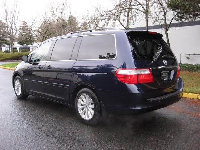 2005 Honda Odyssey TOURING / Captain Chairs / Leather / MoonRoof   - Photo 4 - Portland, OR 97217