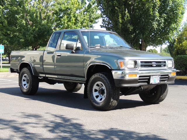 1993 Toyota Pickup Deluxe V6 2dr Deluxe V6 / 4X4 / 5-SPEED / 1-OWNER   - Photo 2 - Portland, OR 97217
