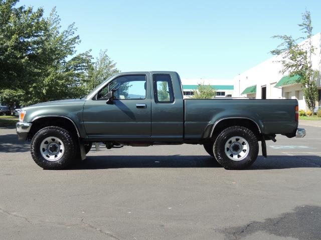 1993 Toyota Pickup Deluxe V6 2dr Deluxe V6 / 4X4 / 5-SPEED / 1-OWNER   - Photo 3 - Portland, OR 97217