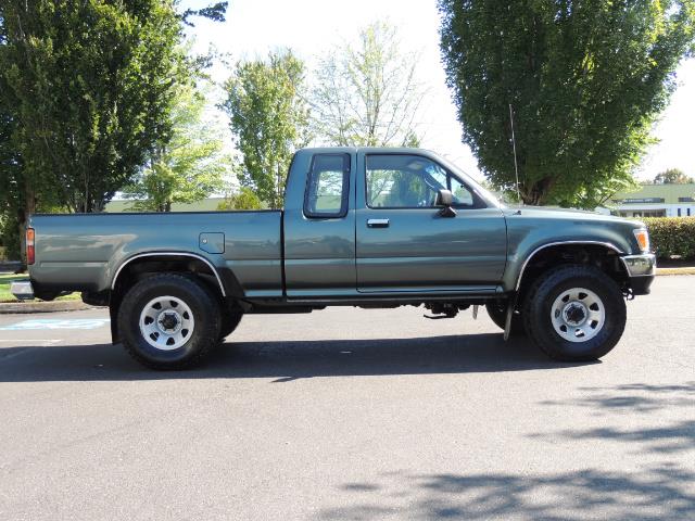 1993 Toyota Pickup Deluxe V6 2dr Deluxe V6 / 4X4 / 5-SPEED / 1-OWNER   - Photo 4 - Portland, OR 97217