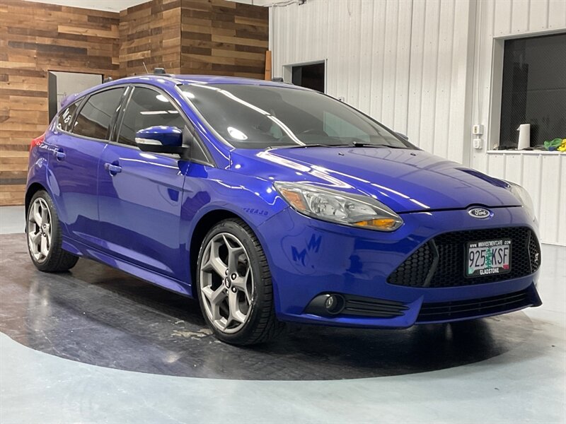 2014 Ford Focus ST Hatch Back / 2.0L 4Cyl ECOBOOST / 1-OWNER  / 6-SPEED MANUAL - Photo 2 - Gladstone, OR 97027