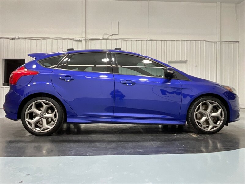 2014 Ford Focus ST Hatch Back / 2.0L 4Cyl ECOBOOST / 1-OWNER  / 6-SPEED MANUAL - Photo 4 - Gladstone, OR 97027