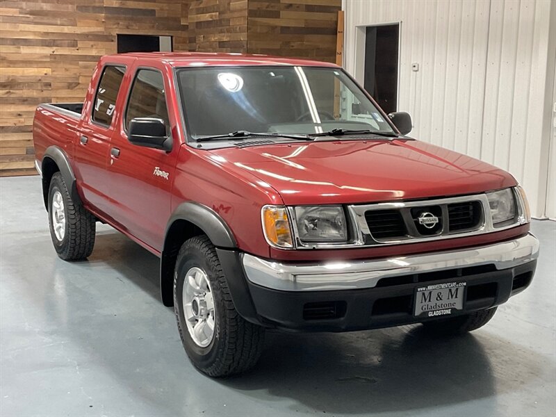 2000 Nissan Frontier XE Crew Cab 4X4 / 3.3L V6 / 5-SPEED MANUAL  / Towing Pkg / Spray in bed liner / LOCAL OREGON TRUCK w. ZERO RUST