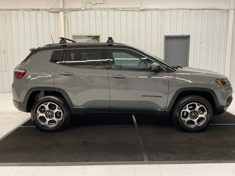 2022 Jeep Compass Trailhawk 4X4 / 2.4L 4Cyl / Camera / 7,000 MILES  / 1-OWNER LOCAL / Leather & Heated Seats / LIKE NEW - Photo 4 - Gladstone, OR 97027