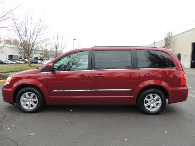 2012 Chrysler Town & Country   - Photo 3 - Portland, OR 97217
