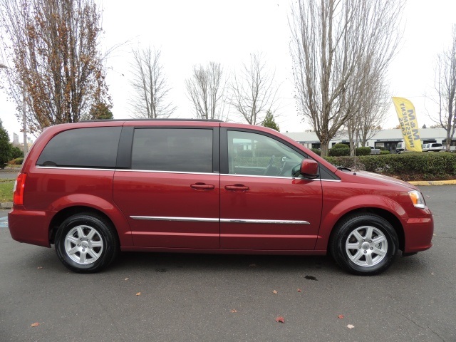 2012 Chrysler Town & Country   - Photo 4 - Portland, OR 97217