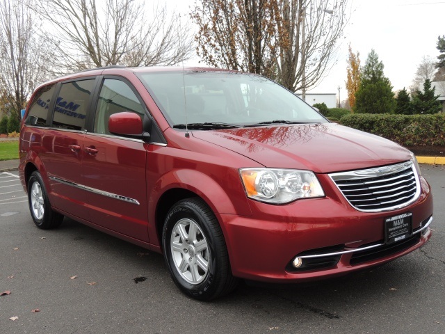 2012 Chrysler Town & Country   - Photo 2 - Portland, OR 97217