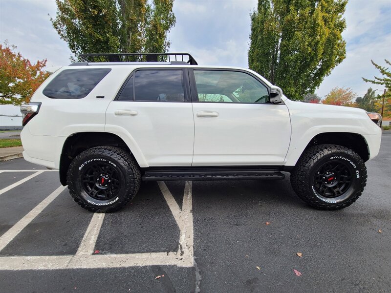 2020 Toyota 4Runner SR5 PREMIUM 4X4 / 3RD SEAT / SUN ROOF / LIFTED  / Heated Leather / 7-Seats / BF Goodrich Tires / TRD Wheels / Factory Warranty - Photo 4 - Portland, OR 97217