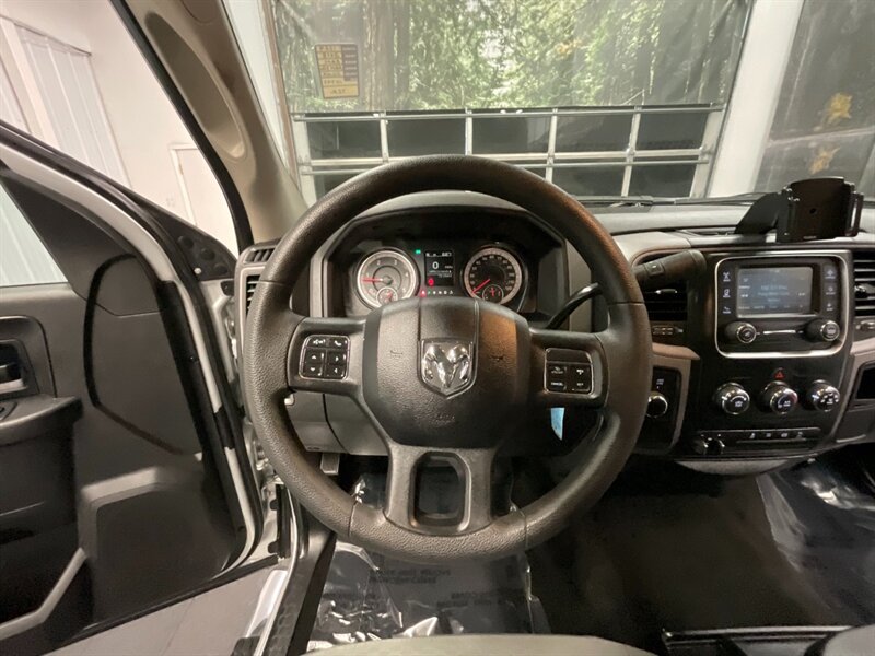 2018 RAM 3500 Crew Cab 4X4 / 6.7L DIESEL / DUALLY / AISIN TRANNY  1-OWNER / DUALLY / 6.7L CUMMINS DIESEL / Excel Cond - Photo 34 - Gladstone, OR 97027