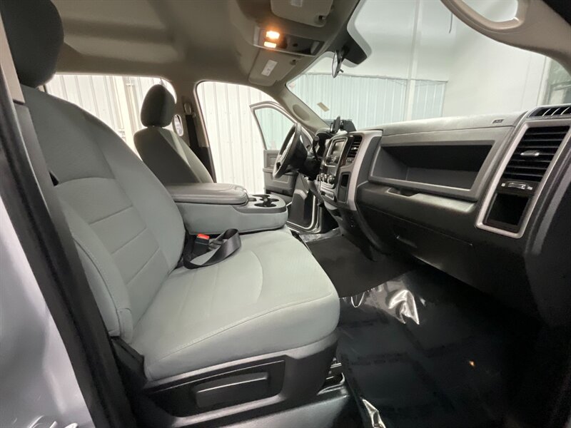 2018 RAM 3500 Crew Cab 4X4 / 6.7L DIESEL / DUALLY / AISIN TRANNY  1-OWNER / DUALLY / 6.7L CUMMINS DIESEL / Excel Cond - Photo 16 - Gladstone, OR 97027