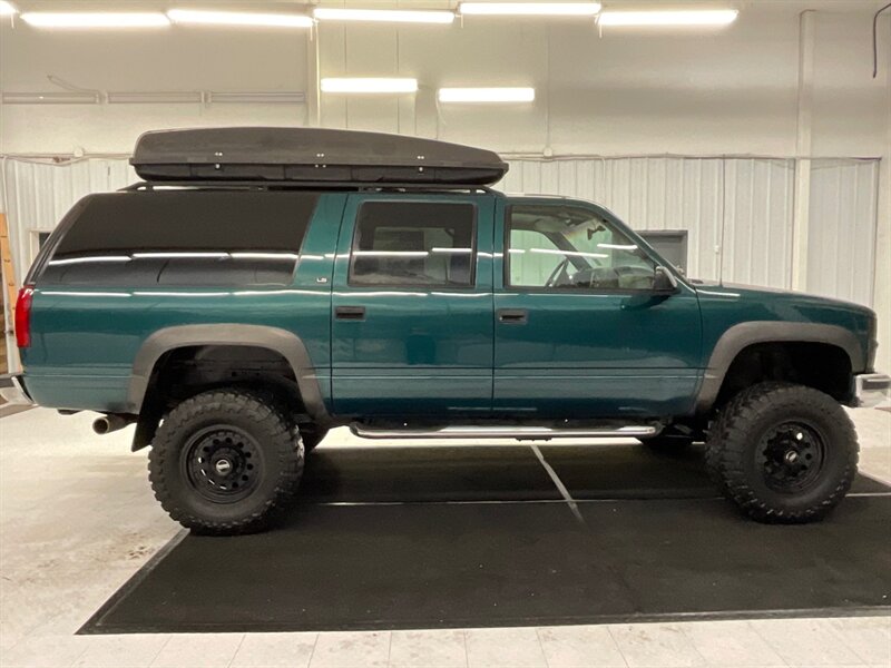 1997 Chevrolet Suburban 4dr K2500 4WD SUV / 3RD ROW SEAT / LIFTED  / 454 , 7.4L V8 , 3/4 TON / LIFTED w. 35 " TOYO MUD TIRES / 142,000 MILES - Photo 4 - Gladstone, OR 97027