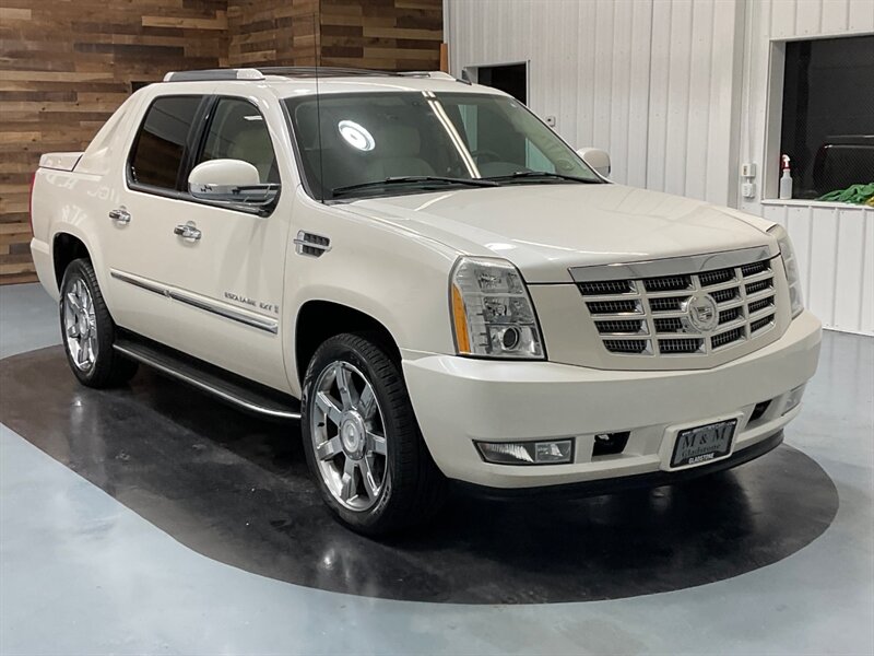 2007 Cadillac Escalade EXT Sport Utility Pickup AWD / 6.2L V8 / 111K MILE  / FULLY LOADED - Photo 2 - Gladstone, OR 97027
