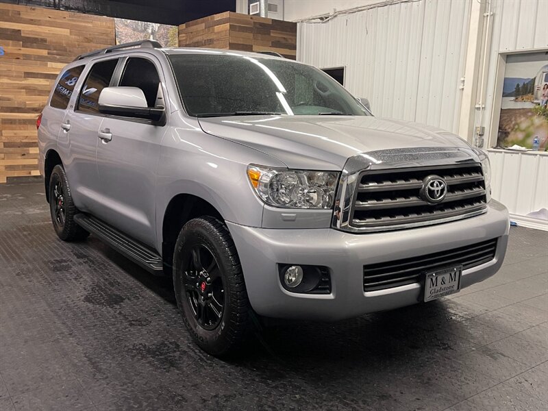 2014 Toyota Sequoia SR5 PREMIUM 4X4 / LEATHER HEATED / 1-OWNER  LOCAL SUV / LEATHER / SUNROOF / CAMERA / BLACK WHEELS / SHARP & CLEAN - Photo 2 - Gladstone, OR 97027