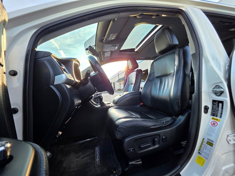 2014 Toyota Highlander XLE 4X4 SUN ROOF / LEATHER / NAVi / CAM / 7-SEATER / FULY LOADED / LOCAL CAR / ALL WHEEL DRIVE - Photo 13 - Portland, OR 97217