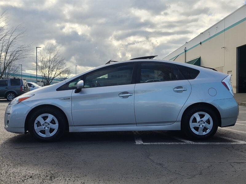2010 Toyota Prius V HYBRID / LEATHER / SOLAR ROOF / 1-OWNER / 105K  / NAVi / CAM / HEATED SEATS / FULLY LOADED / LOW MILES - Photo 3 - Portland, OR 97217