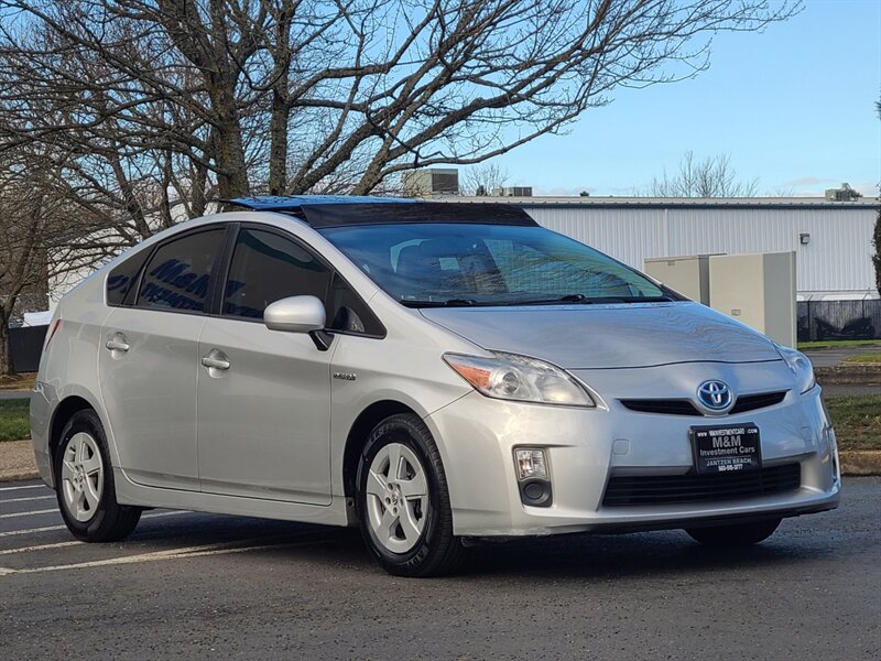 2010 Toyota Prius V HYBRID / LEATHER / SOLAR ROOF / 1-OWNER / 105K  / NAVi / CAM / HEATED SEATS / FULLY LOADED / LOW MILES - Photo 2 - Portland, OR 97217