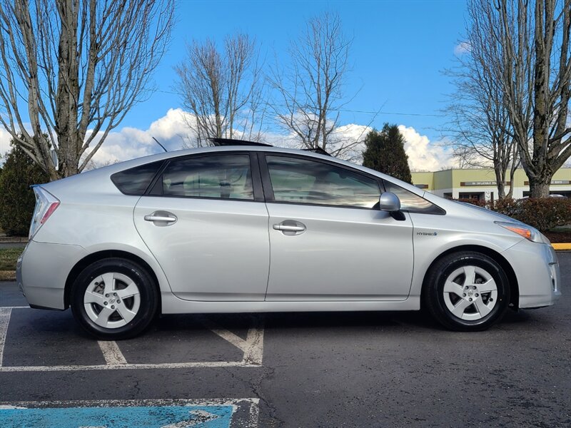 2010 Toyota Prius V HYBRID / LEATHER / SOLAR ROOF / 1-OWNER / 105K  / NAVi / CAM / HEATED SEATS / FULLY LOADED / LOW MILES - Photo 4 - Portland, OR 97217