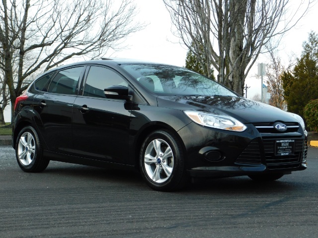 2013 Ford Focus SE Hatchback / Sunroof / Heated Seats / LOW MILES   - Photo 2 - Portland, OR 97217