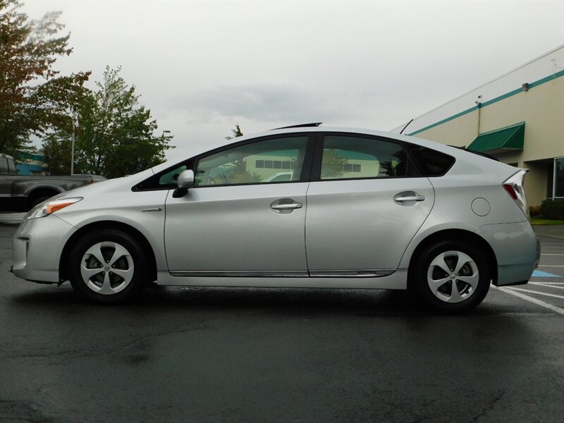 2012 Toyota Prius Five NAVi / LEATHER / PANORAMIC ROOF / LOW MILES   - Photo 3 - Portland, OR 97217