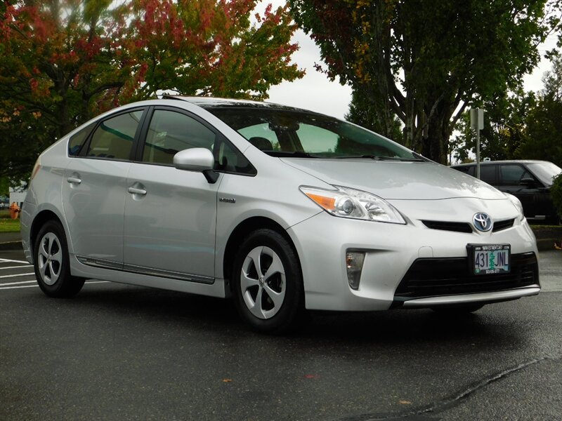 2012 Toyota Prius Five NAVi / LEATHER / PANORAMIC ROOF / LOW MILES   - Photo 2 - Portland, OR 97217
